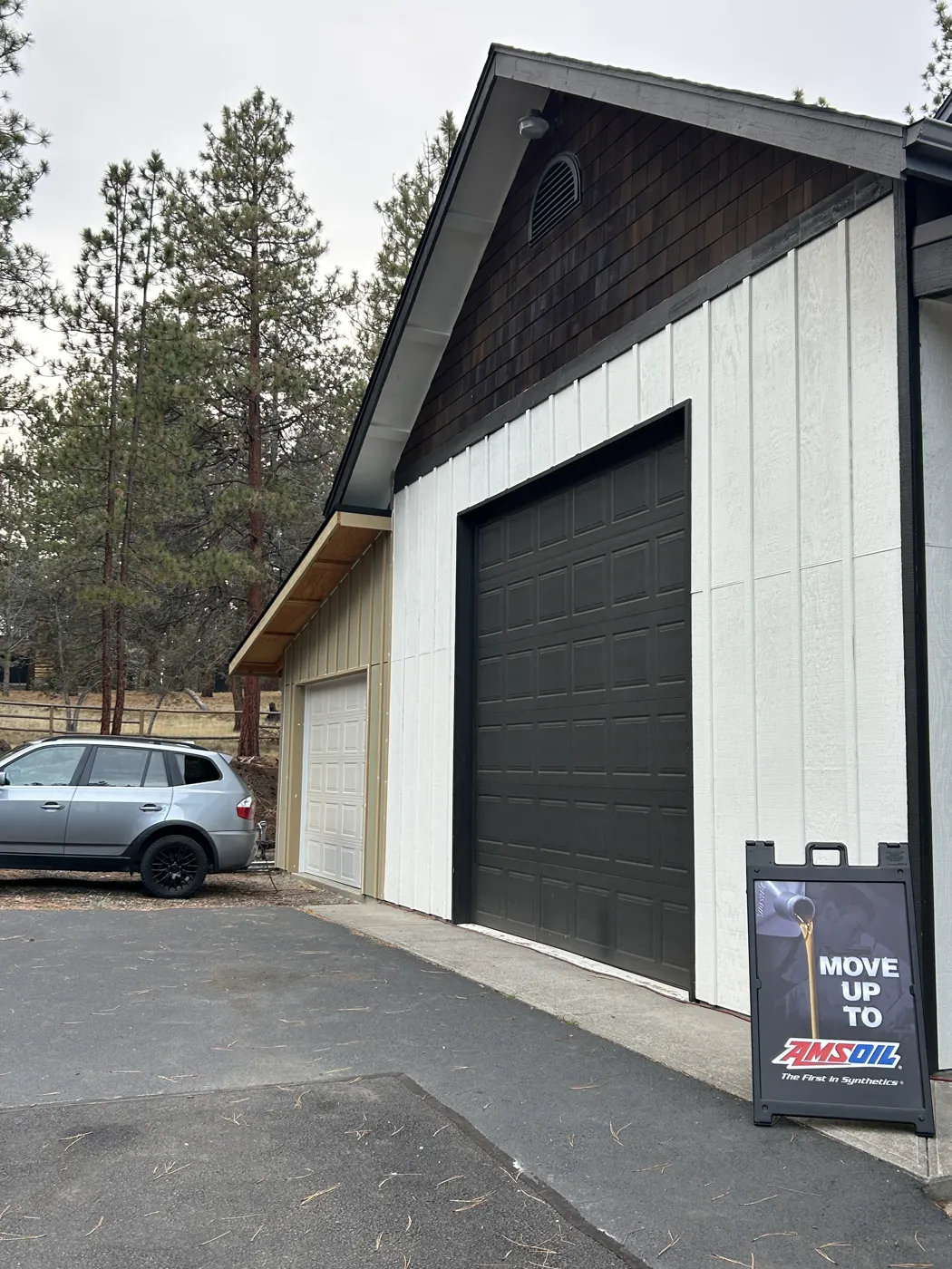 High Desert Synthetics shop building in Sisters with an AMSOIL sign out front